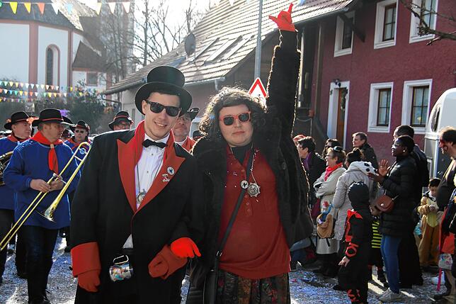 Tausende Narren und Fasnachtsfreunde feierten ausgelassen beim Narrentreffen in Schwerzen. Höhepunkt war der große Fasnachtsumzug am ...