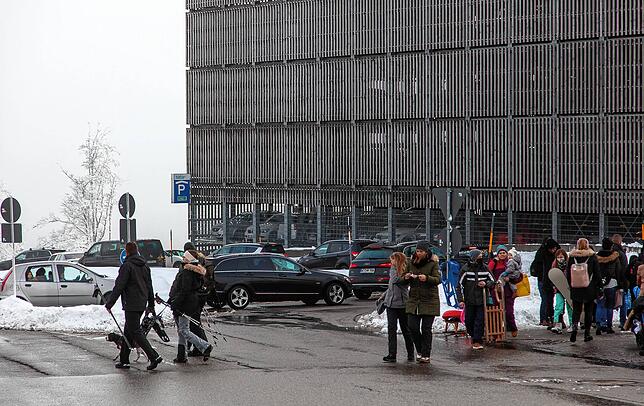 Zeitweilig war das Parkhaus überfüllt und lange Staus bildeten sich bergauf und bergab.