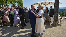 Ihr &bdquo;Hofknicks&ldquo; im Anschluss an den Walzer ging damals um die Welt: Karin Kneissl (rechts), frühere Außenministerin von ...