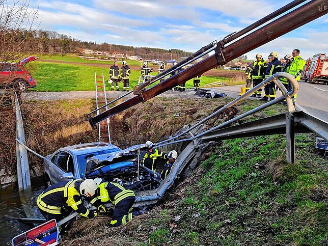 Das Auto hatte die Leitplanken durchbrochen.