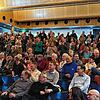 Dutzende Anwesende applaudieren nach der Auszählung dem Sieger.