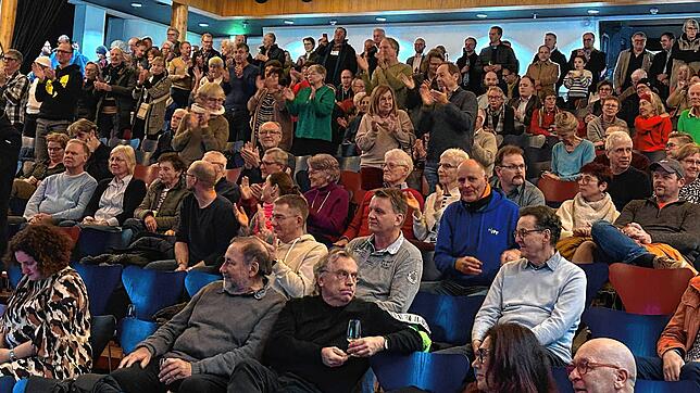 Dutzende Anwesende applaudieren nach der Auszählung dem Sieger.