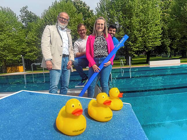 Auf viele Schwimmer, die in den Freibädern wieder ihre Bahnen drehen können, freuen sich (von links) Dietmar Borenski, Bereichsleiter ...