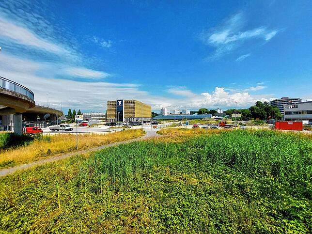 Noch ist hier viel grüne Wiese und Schotterfläche – aber das neue Parkhaus lässt ahnen, dass Europaquartier Konstanz ein großstädtisches ...