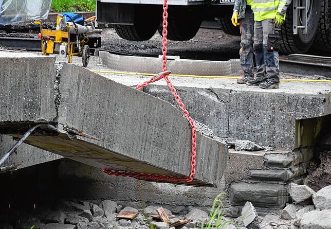 ...aber die Mitarbeiter der Baufirma sicherten es gekonnt mit einer weiteren Kette.