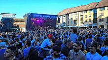 Viel los ist vor der Hauptbühne auf dem Muslenplatz während dem Auftritt der Band Diva.