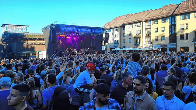 Viel los ist vor der Hauptbühne auf dem Muslenplatz während dem Auftritt der Band Diva.