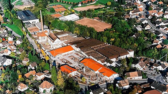 Das Luftbild aus dem Jahr 1999 zeigt die Umbauarbeiten des ehemaligen Wehra-Areals in ein Gewerbezentrum. An der Industriestraße ...