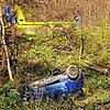 Der verunglückte Fahrer hatte jede Menge Glück: Das von der Straße abgekommene Auto kam an einem Hang zu liegen.