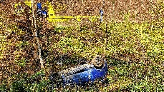 Der verunglückte Fahrer hatte jede Menge Glück: Das von der Straße abgekommene Auto kam an einem Hang zu liegen.