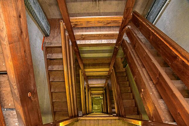 Wenig glamourös ist der Aufstieg. Schmale Holztreppen, kahle Wände. Kein Wunder, die Schanze gibt es schließlich seit dem Jahr 1924.