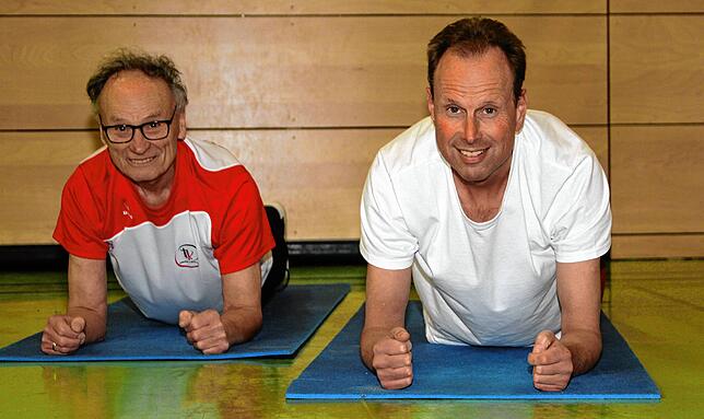 Bodenturner: Heinrich Schwenk (links) ist mit 89 Jahren der Älteste der Männergymnastik des TV Tiengen, Sven Schießel mit 52 Jahren der ...