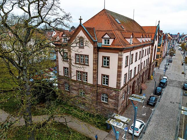Blick aus der Vogelperspektieve von Süden auf das Amtsgericht am Eingang in die Villinger Innenstadt.