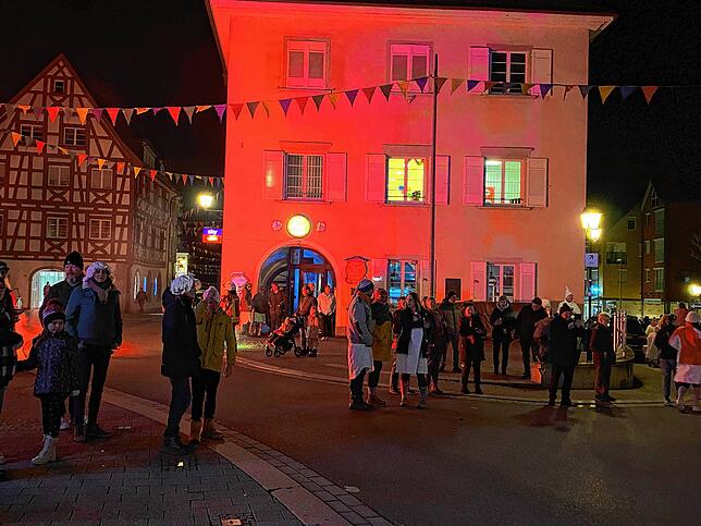 Bild 27: Weiße Narren ziehen durch Stockach: Die schönsten Bilder vom Hemedglonkerumzug und der Verbrennung