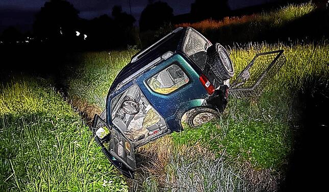 Ein 25-Jähriger ist mit seinem Auto bei Neunkirch (Schweiz) im Bachbett gelandet – Totalschaden.
