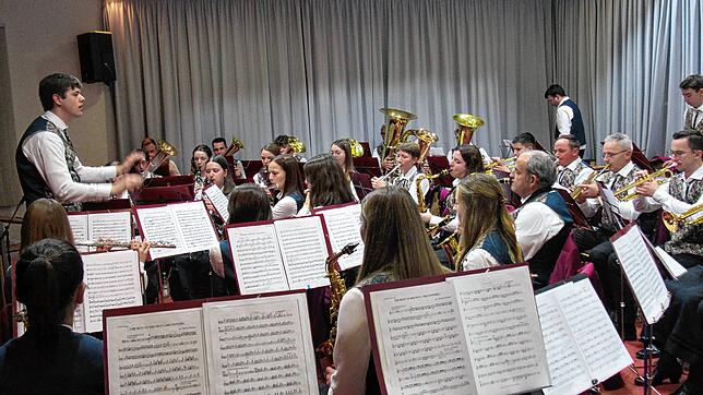 Die Musikkapelle von Menningen gestaltet einen Teil des Gemeinschaftskonzerts. Sie zeigt dabei großes musikalisches Können und glänzt ...