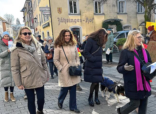 Zahlreiche Frauen und Männer demonstrierten am Samstag auf den Markt für die Demokratie und gegen Spaltung und Hetze.