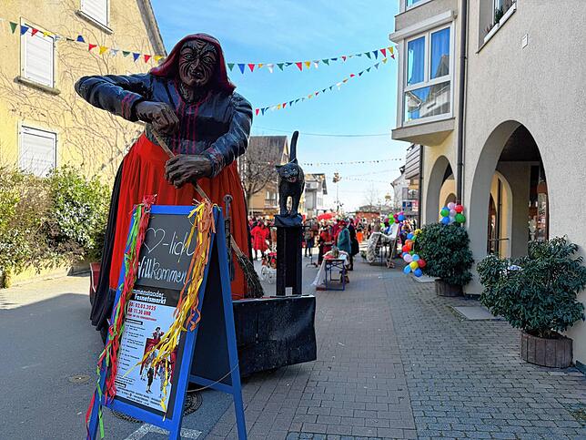 Bild 30: Närrisches Treiben beim fröhlichen Fasnetsmarkt 2025