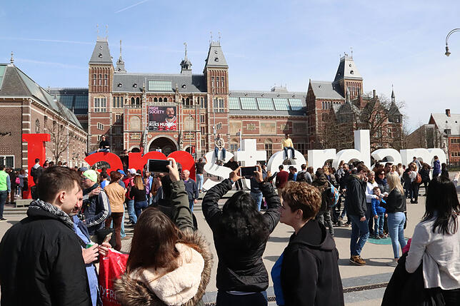 Der „I amsterdam“-Schriftzug vor dem Rijksmuseum: ein Wortspiel mit dem englischen „I am“ – Ich bin Amsterdam. Sind wir noch Amsterdam? ...