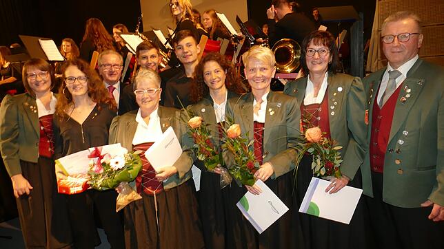 Hochrangige Ehrungen prägten das Jahreskonzert des Musikvereins Grüningen (von links): Vorsitzende Jutta Held, Franziska Rothe ...