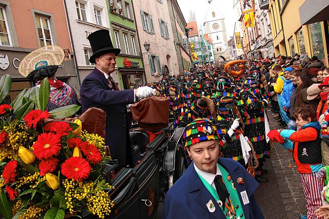 Aus heutiger Sicht schwer vorstellbar: Eng stehen Narren und Zuschauer beieinander. Das Bild zeigt den Umzug beim Narrentag in ...