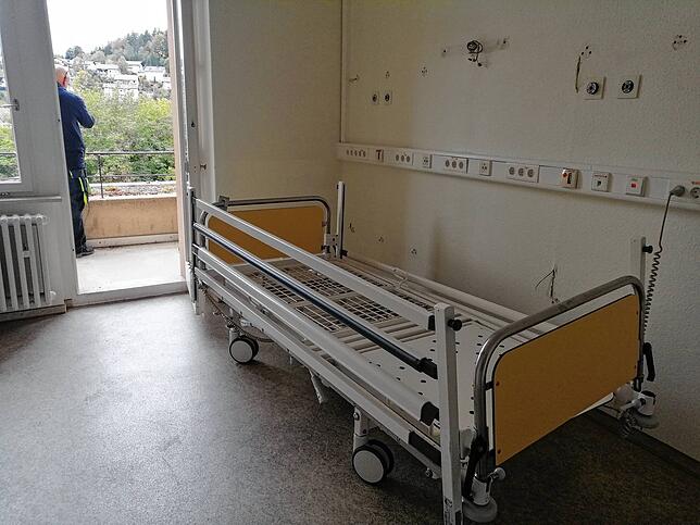 Einige der Patientenzimmer sind bereits ausgeräumt, andere noch nicht alle. 100 Container Sperrmüll hat Thomas Büsch bereits entsorgt.