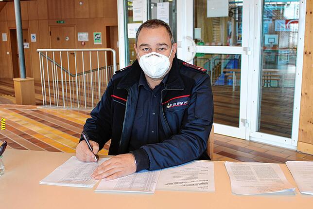 Auch die Feuerwehr half mit: Unser Bild zeigt Jürgen Nufer, der die angemeldeten Impfwilligen in Empfang nahm.