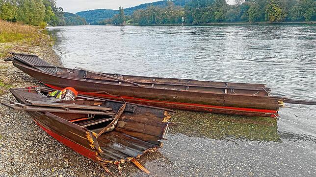 Ein Boot ist bei dem Zusammenstoß mit einer Wiffe in zwei Teile gebrochen.