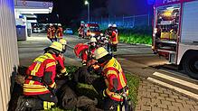 Nach der Rettung aus dem Lagergebäude bringen die Feuerwehrleute die Übungspuppe in die stabile Seitenlage. Bild: Naturenergie