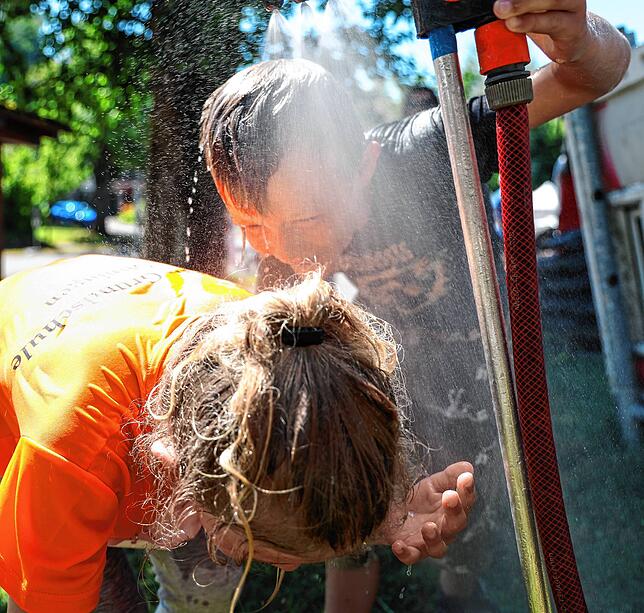 Kühles Wasser in der Hitze: Bei hochsommerlichen Temperaturen braucht es auch mal Erfrischung.