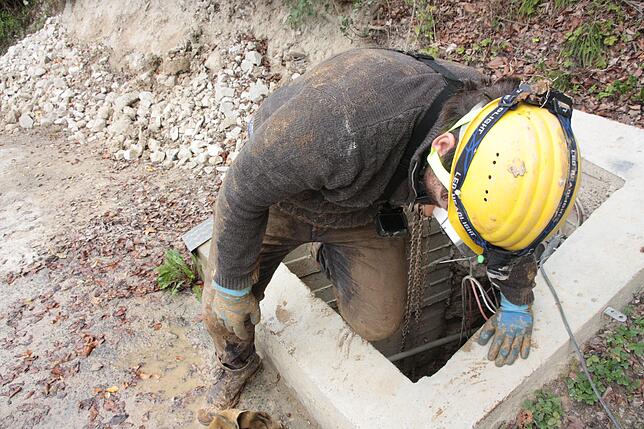 Endlich wieder frische Luft: Nach rund eineinhalb Stunden verlässt Lukas Reinhardt die Blätterteighöhle und hieft sich den Betonschacht ...