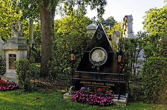 Das Ehrengrab von Johann Strauss Vater auf dem Wiener Zentralfriedhof.