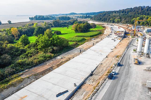 Während noch am Tunnelrohbau gearbeitet wird, sind Teile der Baugrube bereits mit Erde aufgefüllt worden.