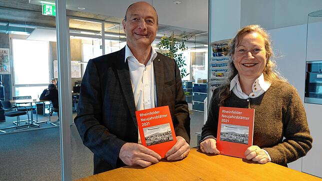 Walter Herzog und Ute W. Gottschall präsentieren die Rheinfelder Neujahrsblätter 2021.