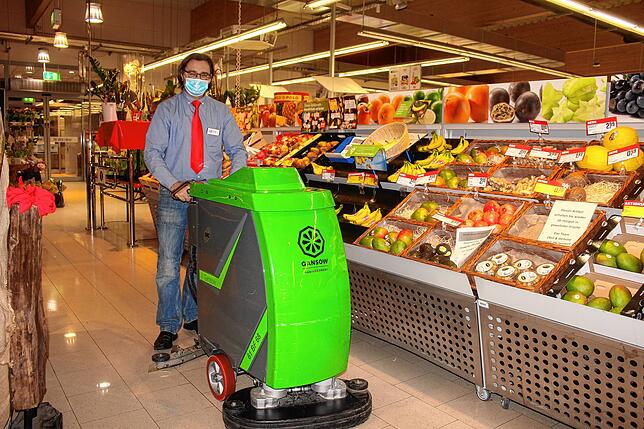 Eine der letzten „Amtshandlungen“, dann ist Feierabend: Kalle Eberhardt fährt mit einem vollautomatischen Reinigungswagen ...