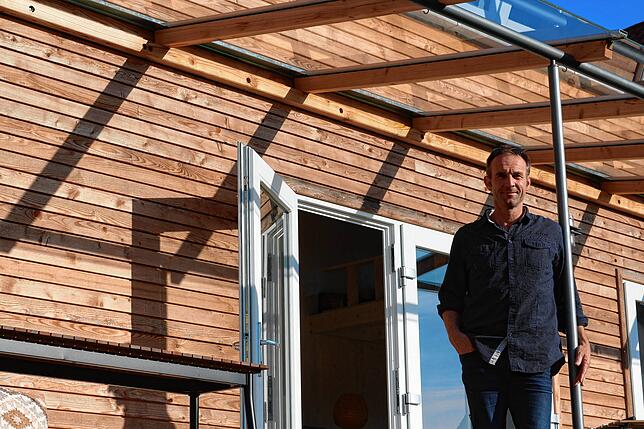 Markus Veit an seinem Tiny House. Als einer von drei Geschäftsführern der Zimmerei Veit berät er auch andere beim Bau eines Tiny Houses ...
