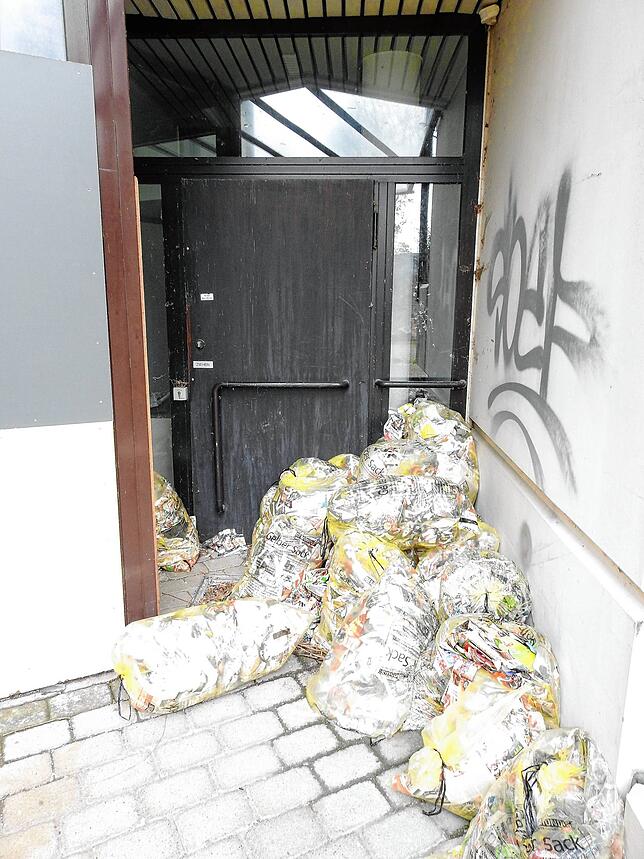 Seit Jahren sammelt sich in dem verlassenen Gebäude Unrat und Müll. Das Bild entstand im Rahmen einer Begehung im letzten Jahr. Jetzt ...