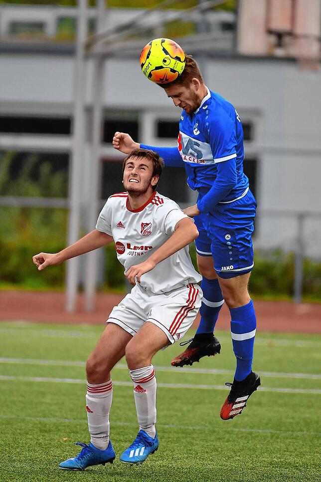 Spitze: Nico Ködel (rechts, gegen Julian Stadler vom FC Schönau) vom FC Erzingen wurde von fünf Trainern erneut in die &bdquo;Elf des ...