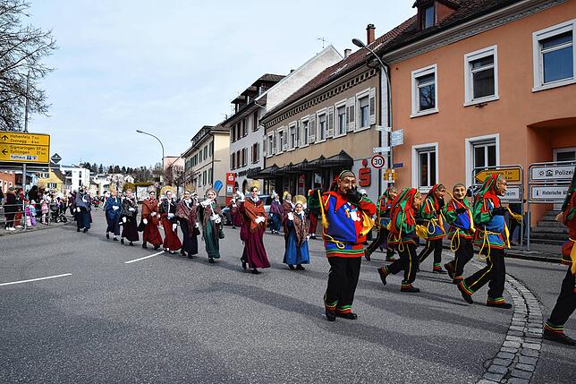 Bild 25: Bilder vom Narrenbaum-Umzug in Stockach mit Schaulustigen