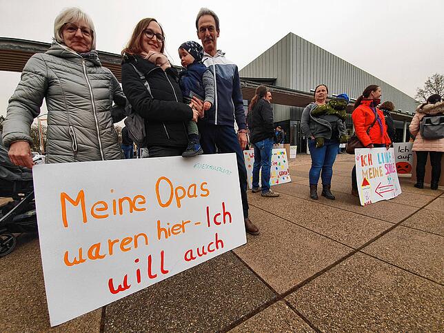 Schule im Ort schließen? Familie Merz aus Tannheim geht vor der Tonhalle in Position.