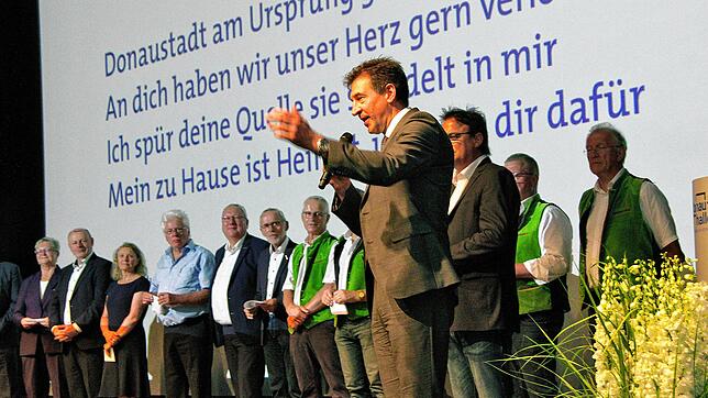 Oberbürgermeister Erik Pauly bedankt sich zum Abschluss auf der Bühne vor rund 450 Gästen für den gelungenen Abend und lädt alle ...