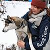 Musherin mit Schlittenhund im Huskycamp.