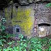 Hier stand einst noch ein Vorbau, als die kleine Höhle noch als Eiskeller genutzt wurde. Dieser wurde abgerissen und der Zugang ...