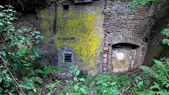 Hier stand einst noch ein Vorbau, als die kleine Höhle noch als Eiskeller genutzt wurde. Dieser wurde abgerissen und der Zugang ...
