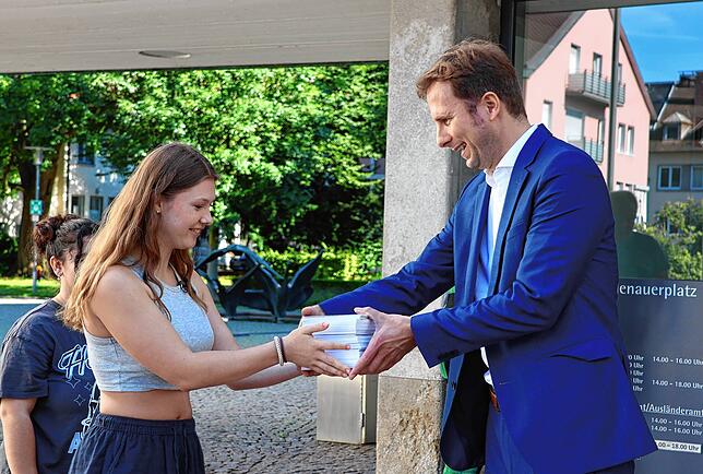 Jade Werkmann übergibt die Postkarten.