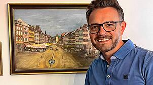 Peter Boch, OB von Pforzheim, vor dem Gemälde seines Großvaters, das die Waldshuter Kaiserstraße zeigt.