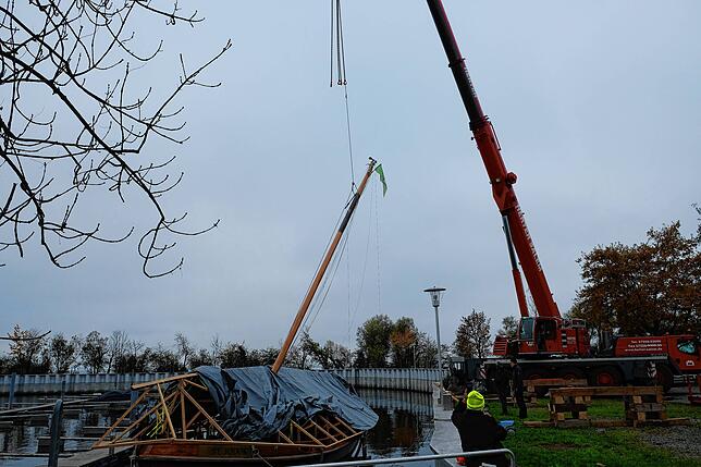 Ein Schreckmoment! Der Mast prallt zurück aufs Deck.