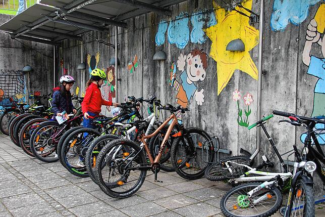 Die Viertklässler dürfen nach dem bestandenen Fahrradführerschein auch mit dem Rad zur Schule kommen.