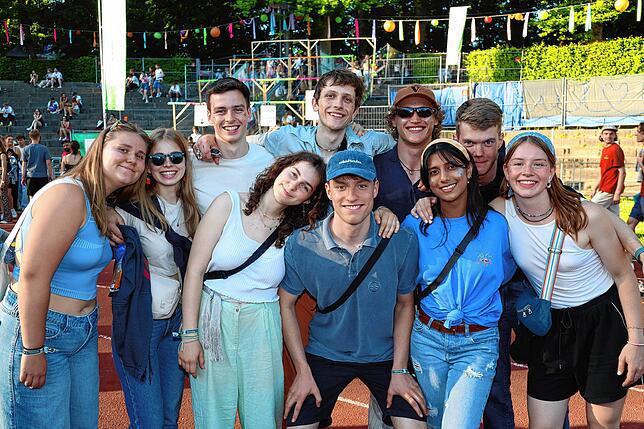 Bild 16: Festivalsommer startet – Fans feiern ausgelassen beim Campus-Festival