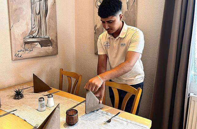 Ab September ist Bilal Mustafa Auszubildender zur Fachkraft für Gastronomie. Eindecken gehört genau so zu den Ausbildungsinhalten wie ...
